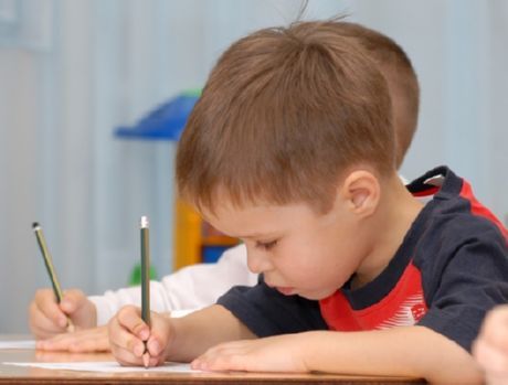 Как да научим детето да пише е проблем за много млади родители